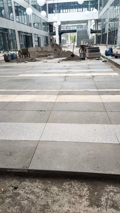 路沿石、路边石与路牙石安装队 市政道路工程的精细工匠